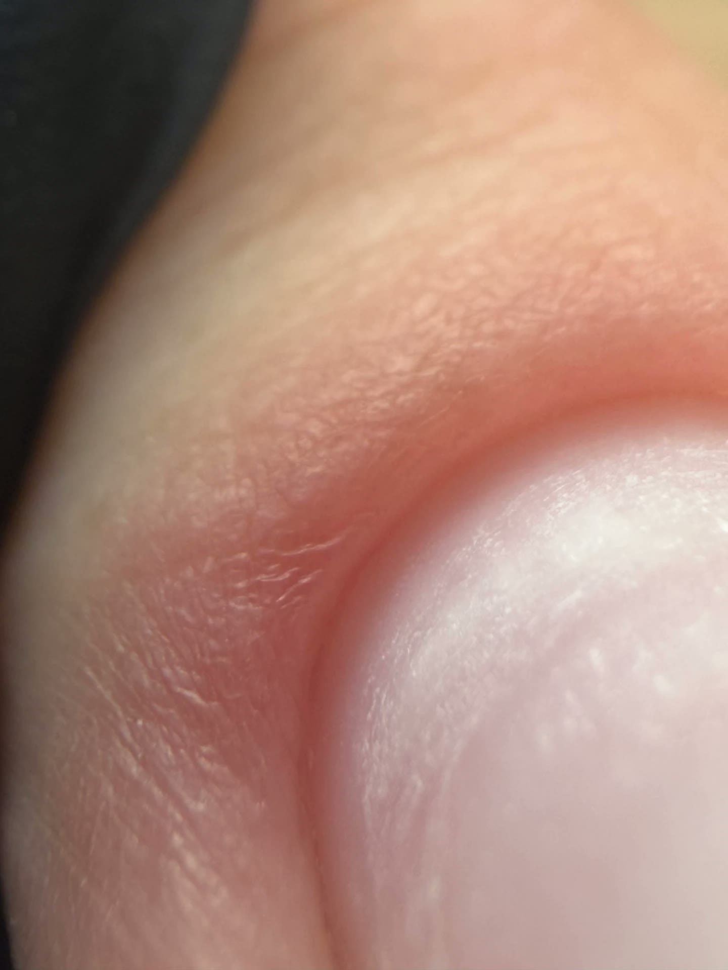 Detalhe de unhas em gel nude com acabamento impecável
